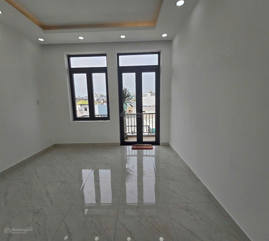 Nhà đối diện siêu thị emart trường học cấp 1. 2 trạm y tế  có 5 phòng ngủ rộng và 3 sân thượng