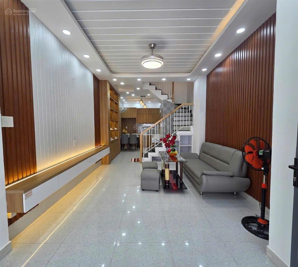 Nhà đối diện siêu thị emart trường học cấp 1. 2 trạm y tế  có 5 phòng ngủ rộng và 3 sân thượng