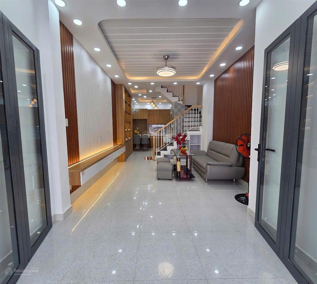 Nhà đối diện siêu thị emart trường học cấp 1. 2 trạm y tế  có 5 phòng ngủ rộng và 3 sân thượng