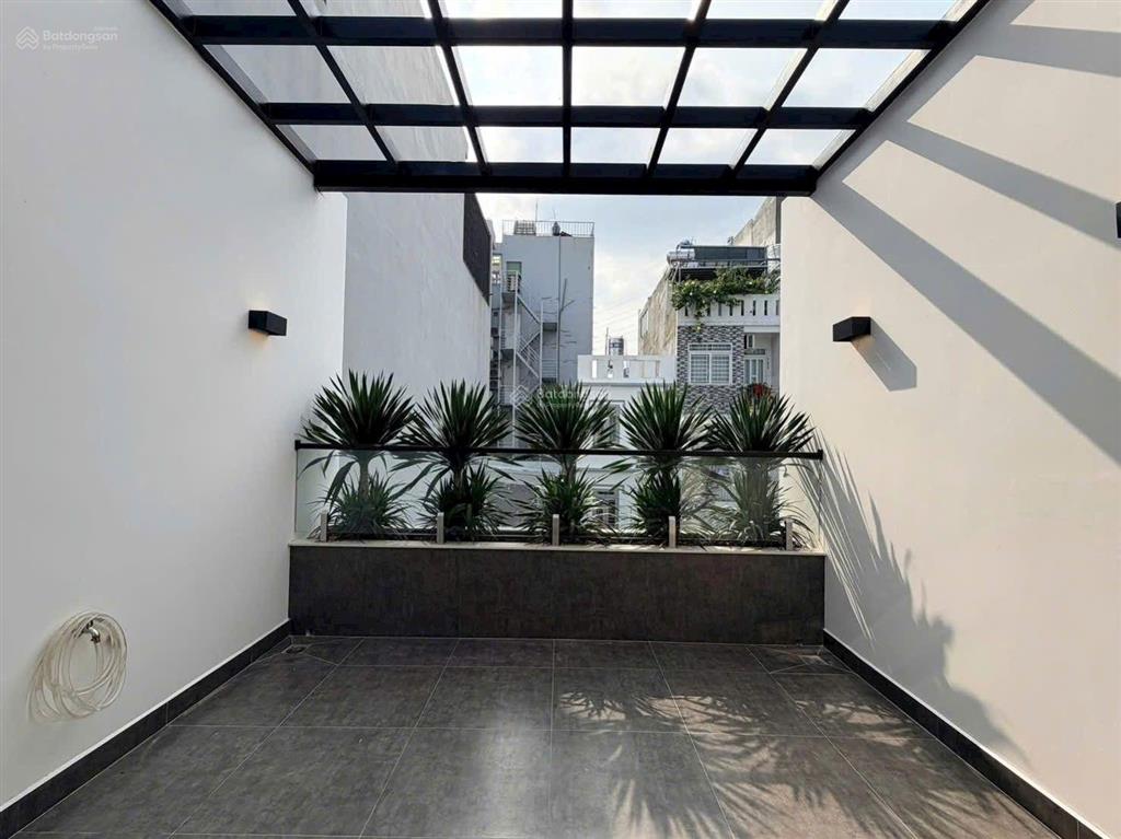 Quá đã quá mê với căn nhà có sân vườn cực hiếm, cổng 120m2  ngang 4mx24m nở hậu 8.2m, trệt 2 lầu