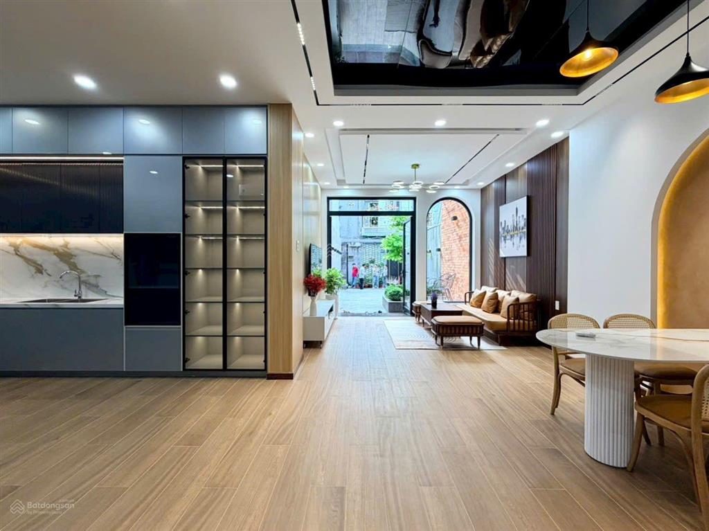 Quá đã quá mê với căn nhà có sân vườn cực hiếm, cổng 120m2  ngang 4mx24m nở hậu 8.2m, trệt 2 lầu