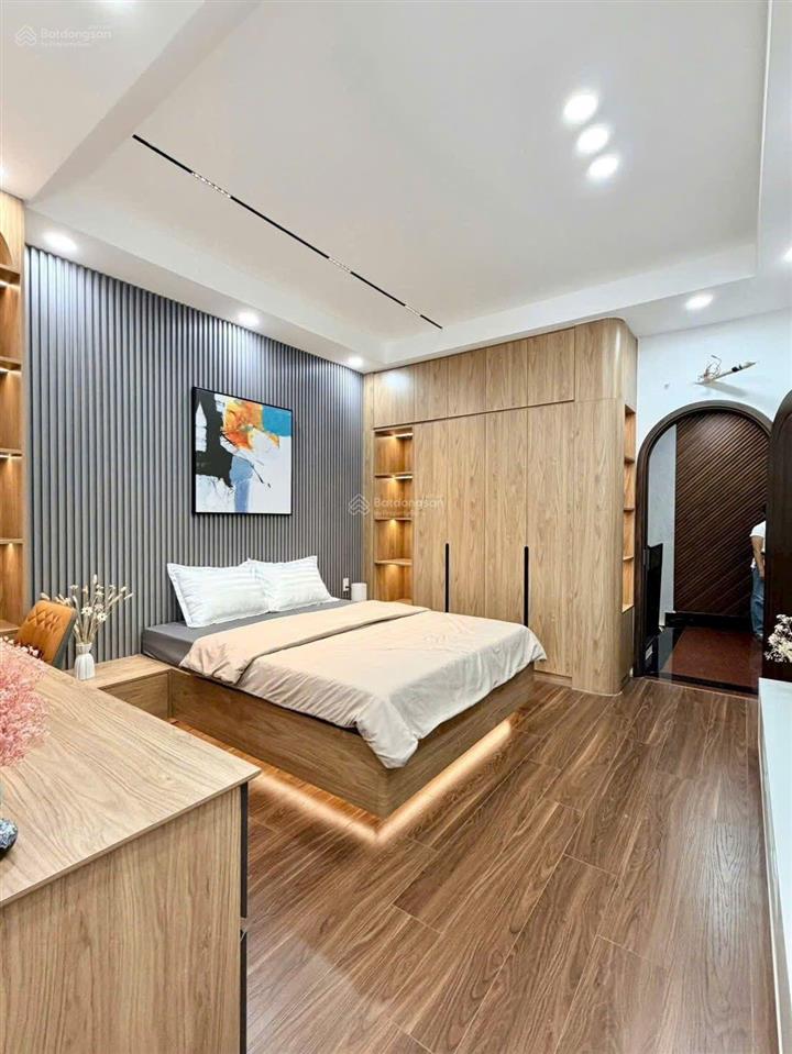 Quá đã quá mê với căn nhà có sân vườn cực hiếm, cổng 120m2  ngang 4mx24m nở hậu 8.2m, trệt 2 lầu