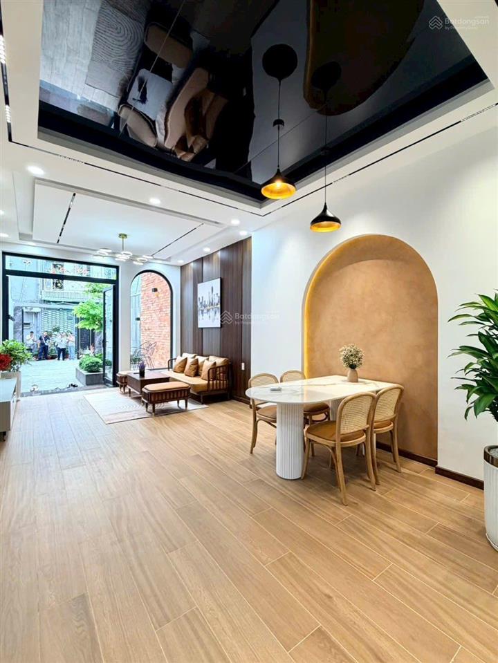 Quá đã quá mê với căn nhà có sân vườn cực hiếm, cổng 120m2  ngang 4mx24m nở hậu 8.2m, trệt 2 lầu