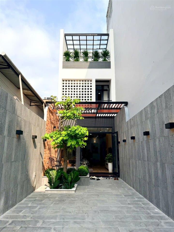 Quá đã quá mê với căn nhà có sân vườn cực hiếm, cổng 120m2  ngang 4mx24m nở hậu 8.2m, trệt 2 lầu