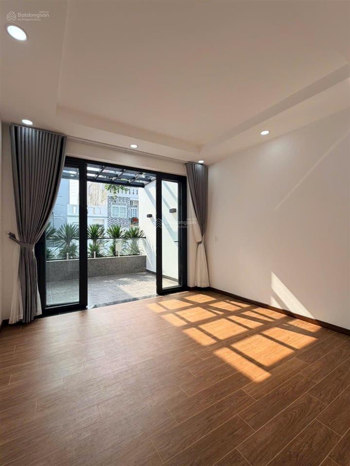 Quá đã quá mê với căn nhà có sân vườn cực hiếm, cổng 120m2  ngang 4mx24m nở hậu 8.2m, trệt 2 lầu