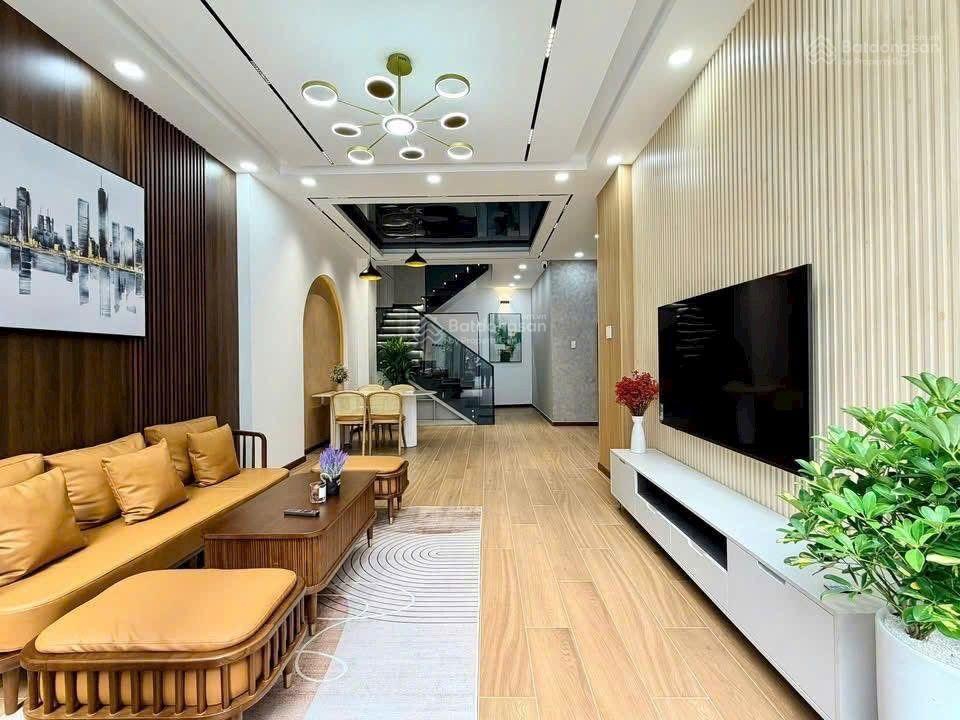 Quá đã quá mê với căn nhà có sân vườn cực hiếm, cổng 120m2  ngang 4mx24m nở hậu 8.2m, trệt 2 lầu