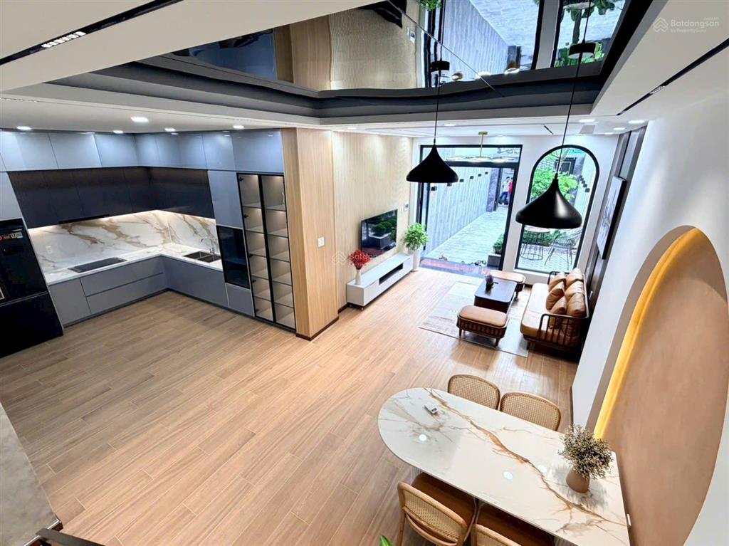 Quá đã quá mê với căn nhà có sân vườn cực hiếm, cổng 120m2  ngang 4mx24m nở hậu 8.2m, trệt 2 lầu