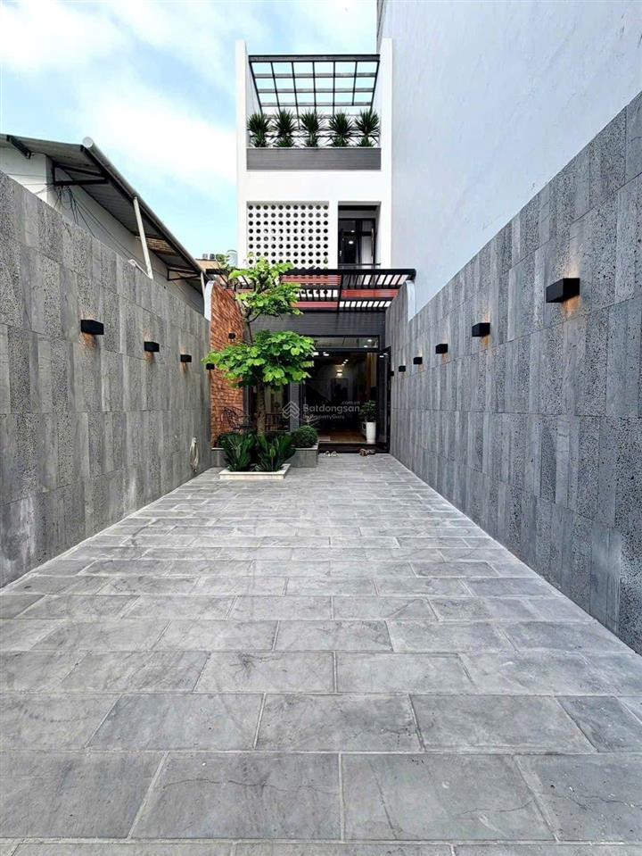 Quá đã quá mê với căn nhà có sân vườn cực hiếm, cổng 120m2  ngang 4mx24m nở hậu 8.2m, trệt 2 lầu