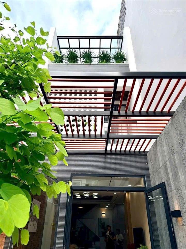 Quá đã quá mê với căn nhà có sân vườn cực hiếm, cổng 120m2  ngang 4mx24m nở hậu 8.2m, trệt 2 lầu