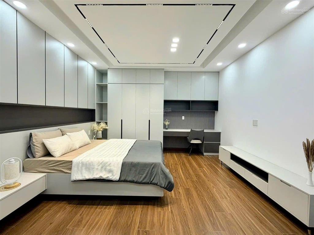 Quá đã quá mê với căn nhà có sân vườn cực hiếm, cổng 120m2  ngang 4mx24m nở hậu 8.2m, trệt 2 lầu