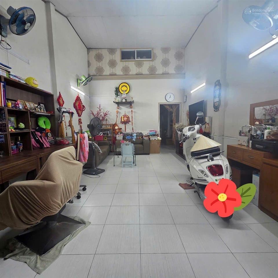 Bán đất tặng nhà cấp 4 còn sạch sẽ. diện tích 4 x 20 nở hậu 4,2m. hẻm xe hơi đậu cửa. giá 6 tỷ x