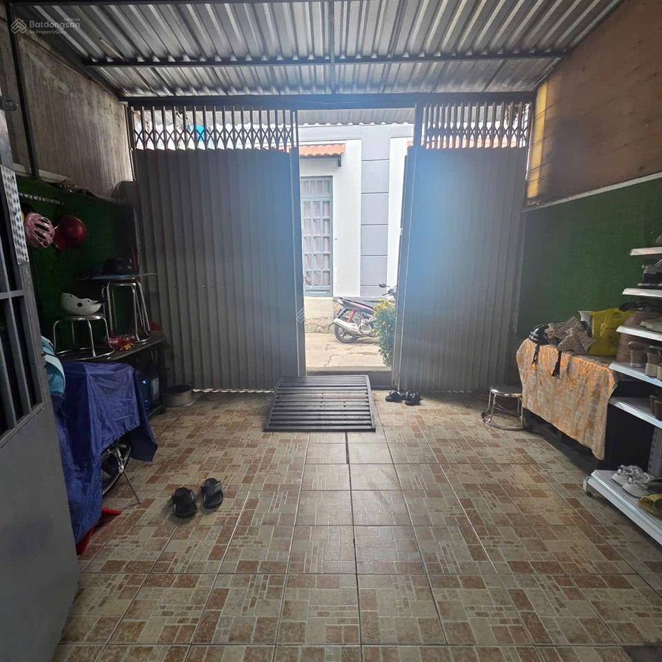 Bán đất tặng nhà cấp 4 còn sạch sẽ. diện tích 4 x 20 nở hậu 4,2m. hẻm xe hơi đậu cửa. giá 6 tỷ x