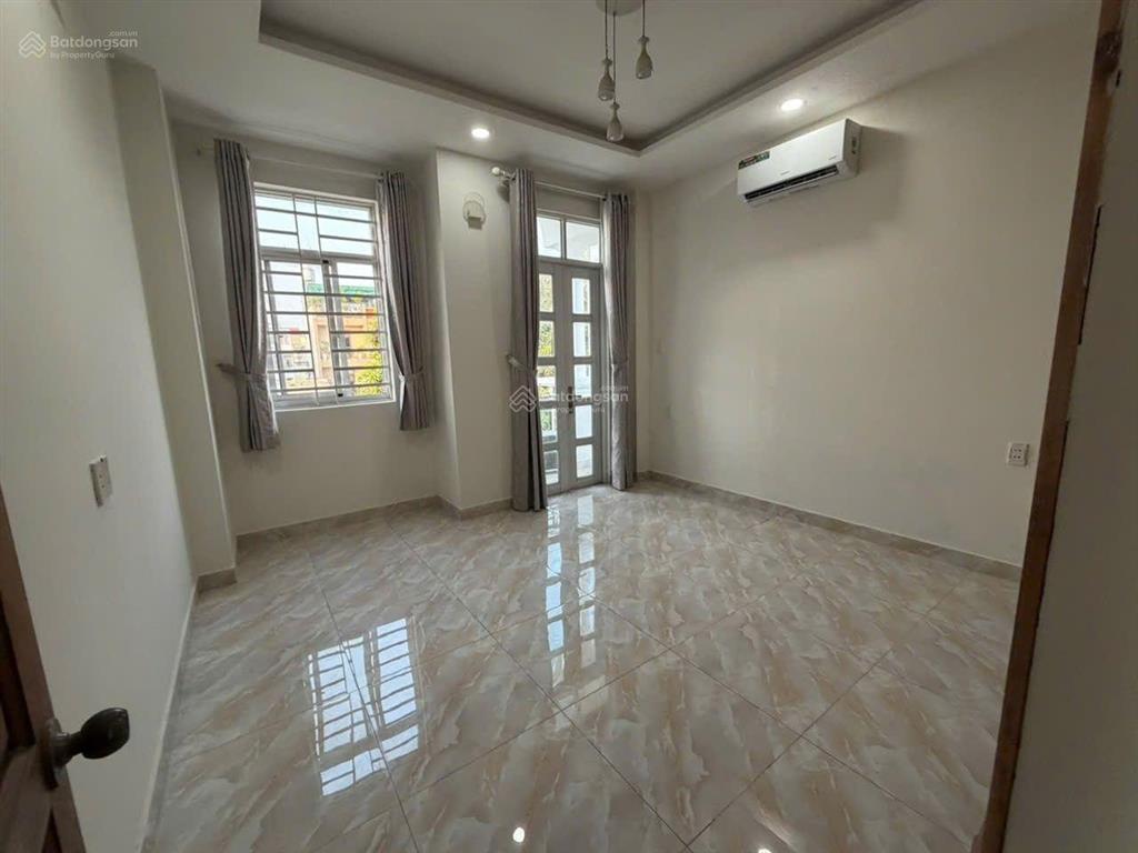 Bán nhà đường nguyễn văn quá q12  vị trí đẹp 1 trục 1 xẹc hẻm xe hơi  diện tích 4x15 trệt 3 lầu