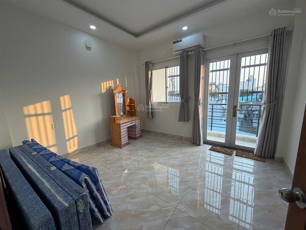 Bán nhà đường nguyễn văn quá q12  vị trí đẹp 1 trục 1 xẹc hẻm xe hơi  diện tích 4x15 trệt 3 lầu