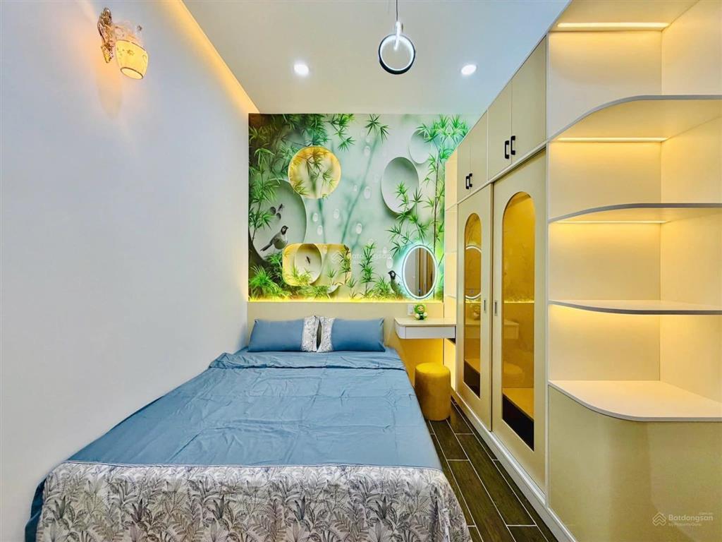 Hơn 6ty hẻm xe hơi 4m trệt 2 lầu có 4 phòng ngủ gần công viên làng hoa quang trung vào đều được