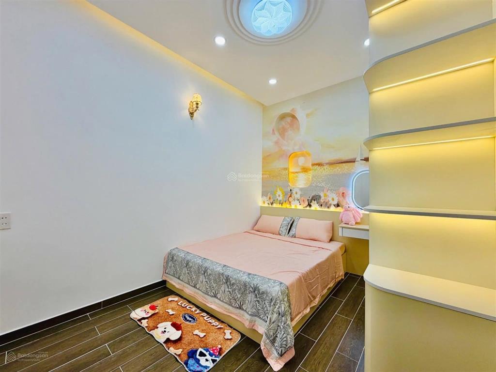 Hơn 6ty hẻm xe hơi 4m trệt 2 lầu có 4 phòng ngủ gần công viên làng hoa quang trung vào đều được