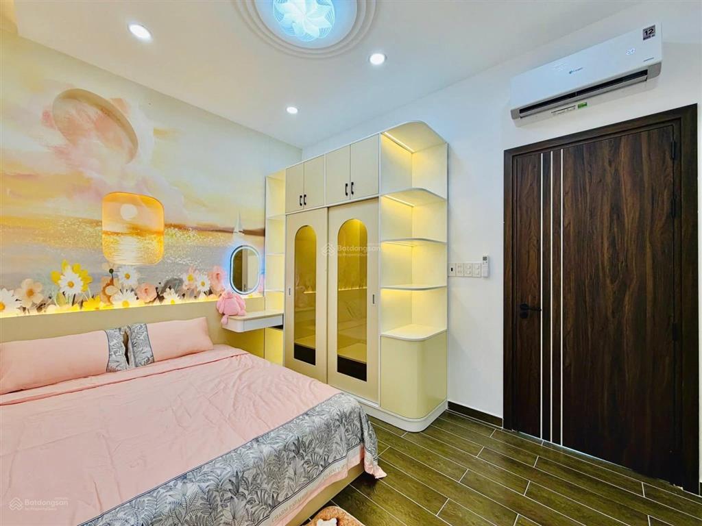Hơn 6ty hẻm xe hơi 4m trệt 2 lầu có 4 phòng ngủ gần công viên làng hoa quang trung vào đều được