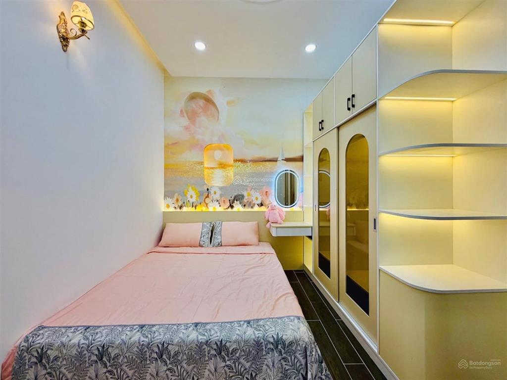 Hơn 6ty hẻm xe hơi 4m trệt 2 lầu có 4 phòng ngủ gần công viên làng hoa quang trung vào đều được
