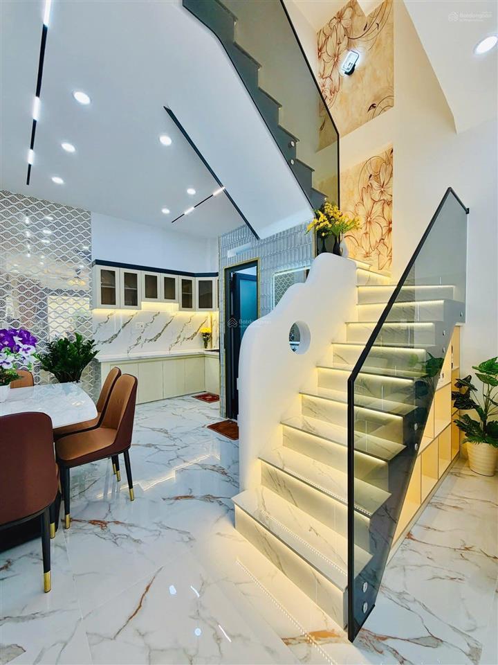 Hơn 6ty hẻm xe hơi 4m trệt 2 lầu có 4 phòng ngủ gần công viên làng hoa quang trung vào đều được
