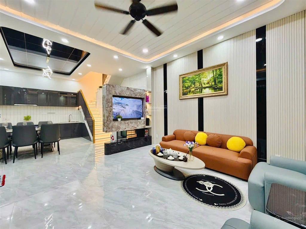Đường bùi quang là, p. an hội tây, tp.hcm
trệt 2 lầu sân thượng có 3pn giá chỉ 5 tỷ 880
