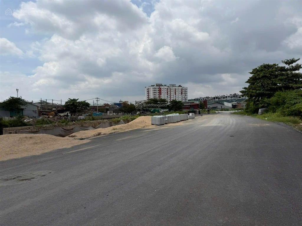 Đất phân lô đường nguyễn văn quá đường thông 8m sổ riêng xây dựng tự do và 1 xẹc bờ kè kênh 4x20