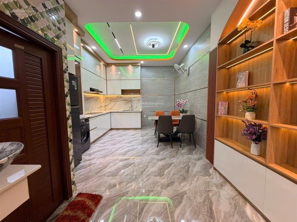 Nhà đẹp dt khủng 4x18 trệt 2lầu 5pn hẻm xe hơi giá rẻ bèo sát tân bình trường chinh nhà ga t3