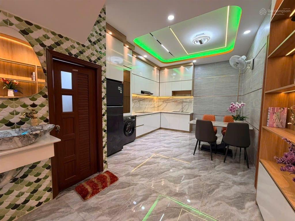 Nhà đẹp dt khủng 4x18 trệt 2lầu 5pn hẻm xe hơi giá rẻ bèo sát tân bình trường chinh nhà ga t3