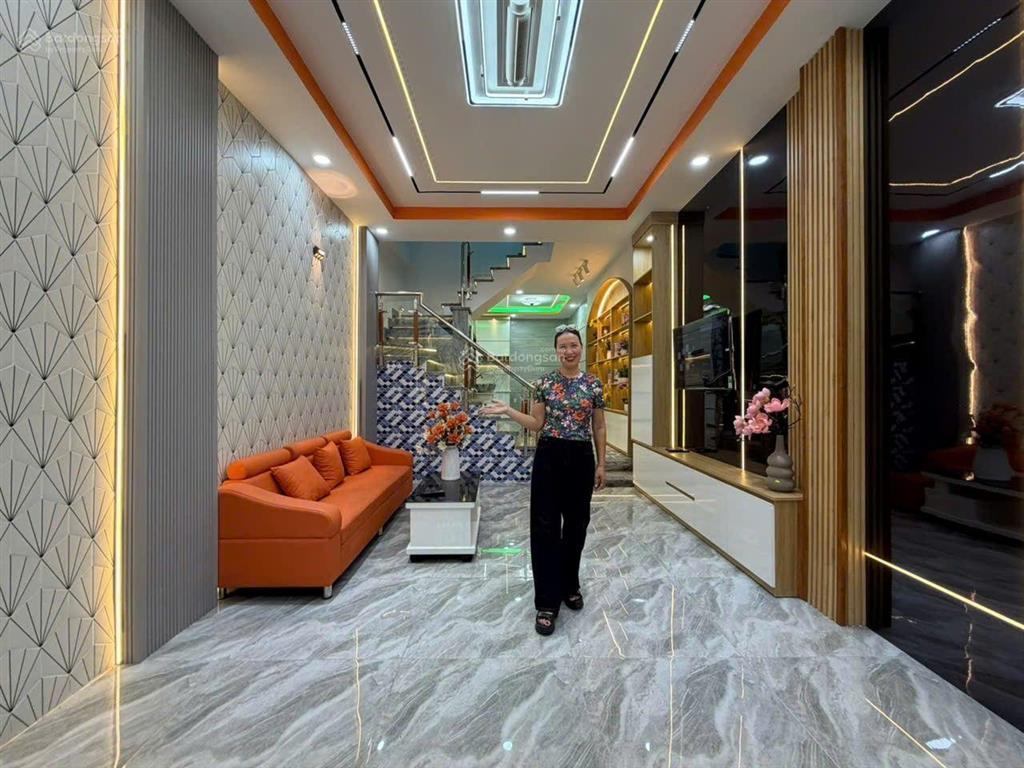 Nhà đẹp dt khủng 4x18 trệt 2lầu 5pn hẻm xe hơi giá rẻ bèo sát tân bình trường chinh nhà ga t3
