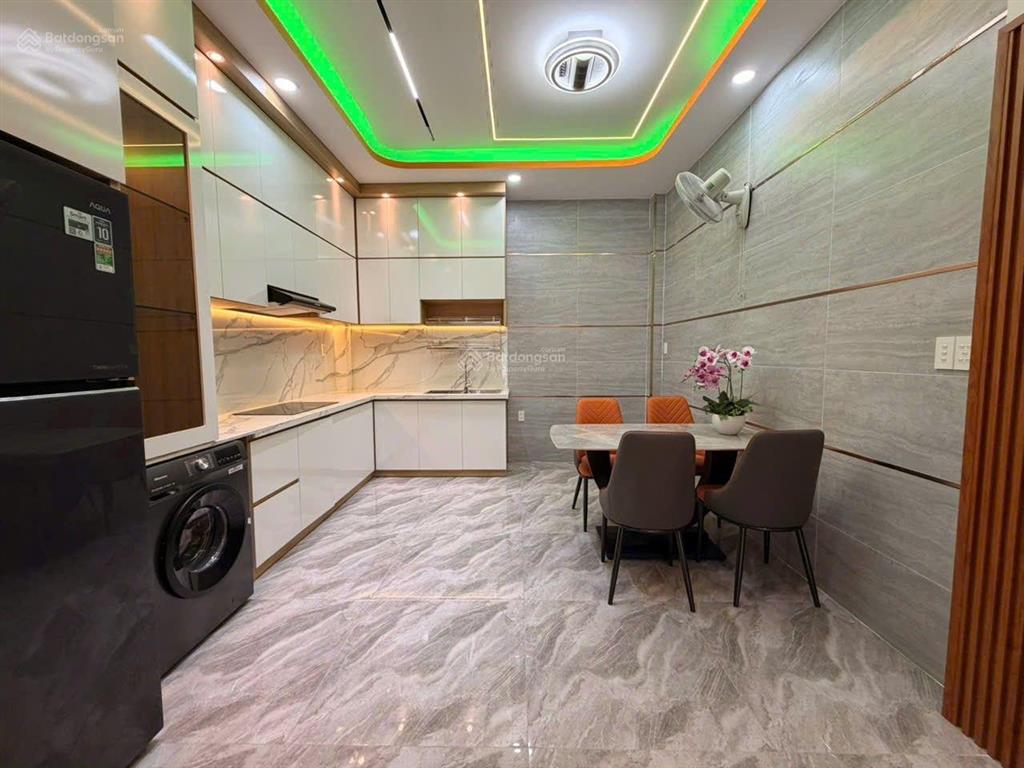 Nhà đẹp dt khủng 4x18 trệt 2lầu 5pn hẻm xe hơi giá rẻ bèo sát tân bình trường chinh nhà ga t3