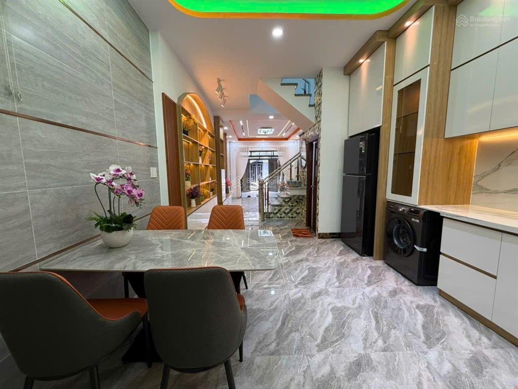 Nhà đẹp dt khủng 4x18 trệt 2lầu 5pn hẻm xe hơi giá rẻ bèo sát tân bình trường chinh nhà ga t3