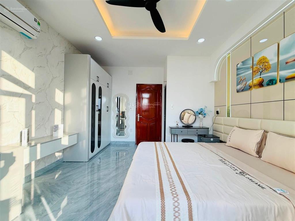 Vị trí siêu đẹp giá siêu rẻ cho chân dài thang máy một trục phan huy ích 4 x 20 trệt 5 lầu hẻm 10m