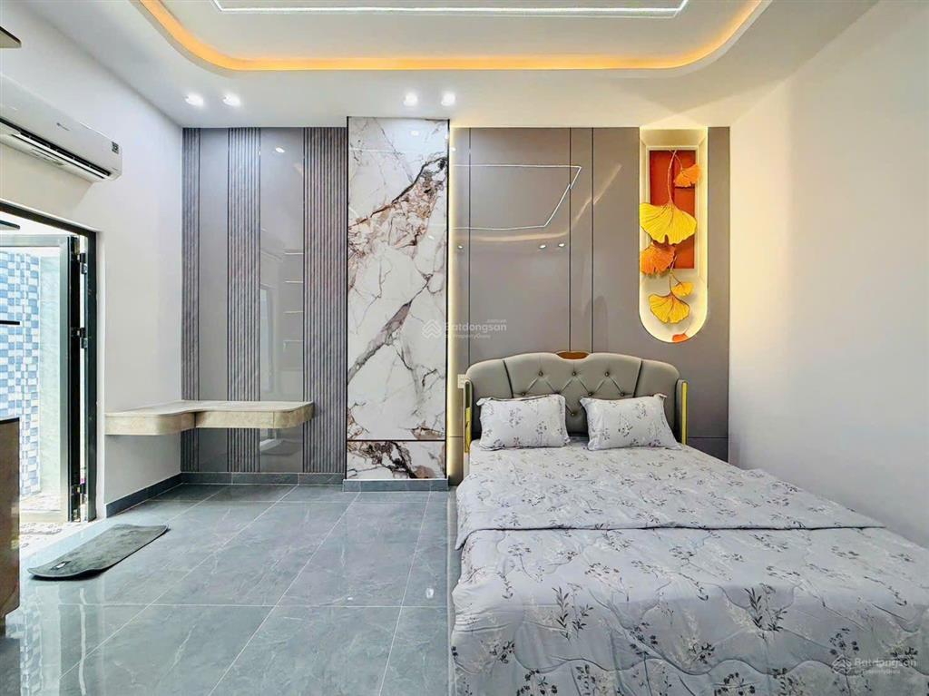 Nhà đẹp giá tốt kiến trúc tân cổ điển  diện tích khủng 4,3 x 22 trệt 2 lầu hẻm xe hơi 1 xẹc
