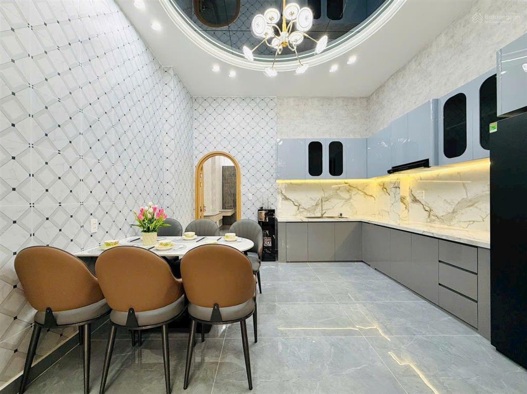 Nhà đẹp giá tốt kiến trúc tân cổ điển  diện tích khủng 4,3 x 22 trệt 2 lầu hẻm xe hơi 1 xẹc