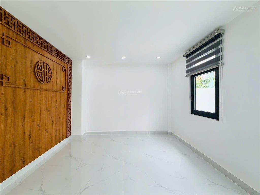 Nhà đẹp giá tốt kiến trúc tân cổ điển  diện tích khủng 4,3 x 22 trệt 2 lầu hẻm xe hơi 1 xẹc