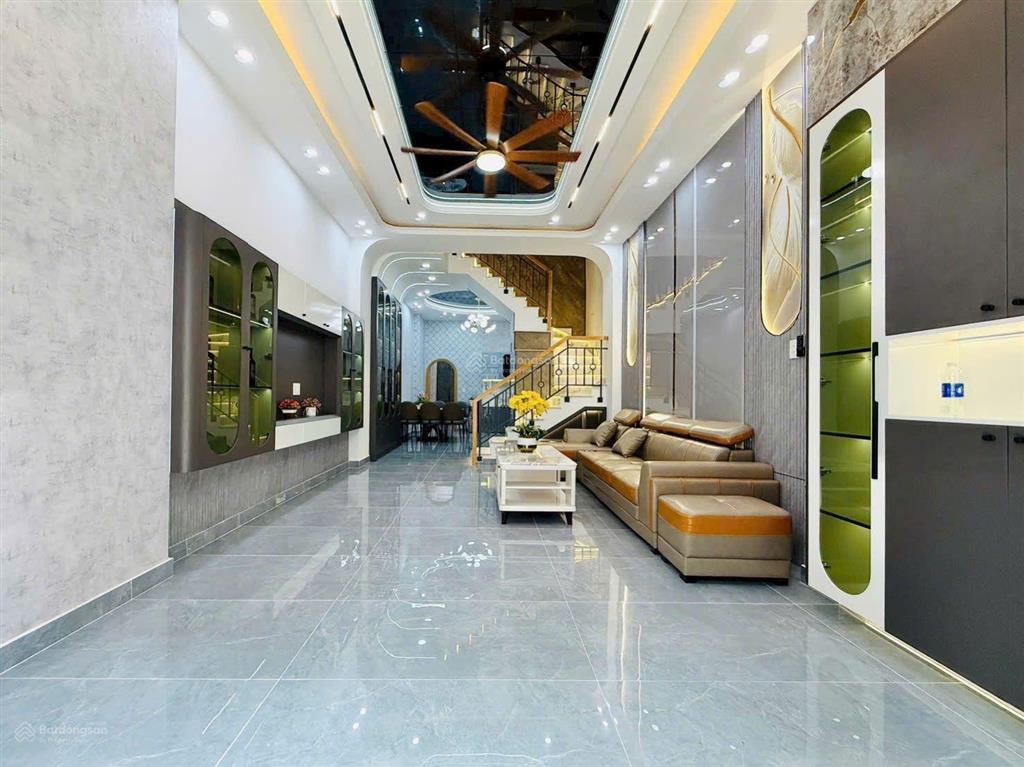 Nhà đẹp giá tốt kiến trúc tân cổ điển  diện tích khủng 4,3 x 22 trệt 2 lầu hẻm xe hơi 1 xẹc