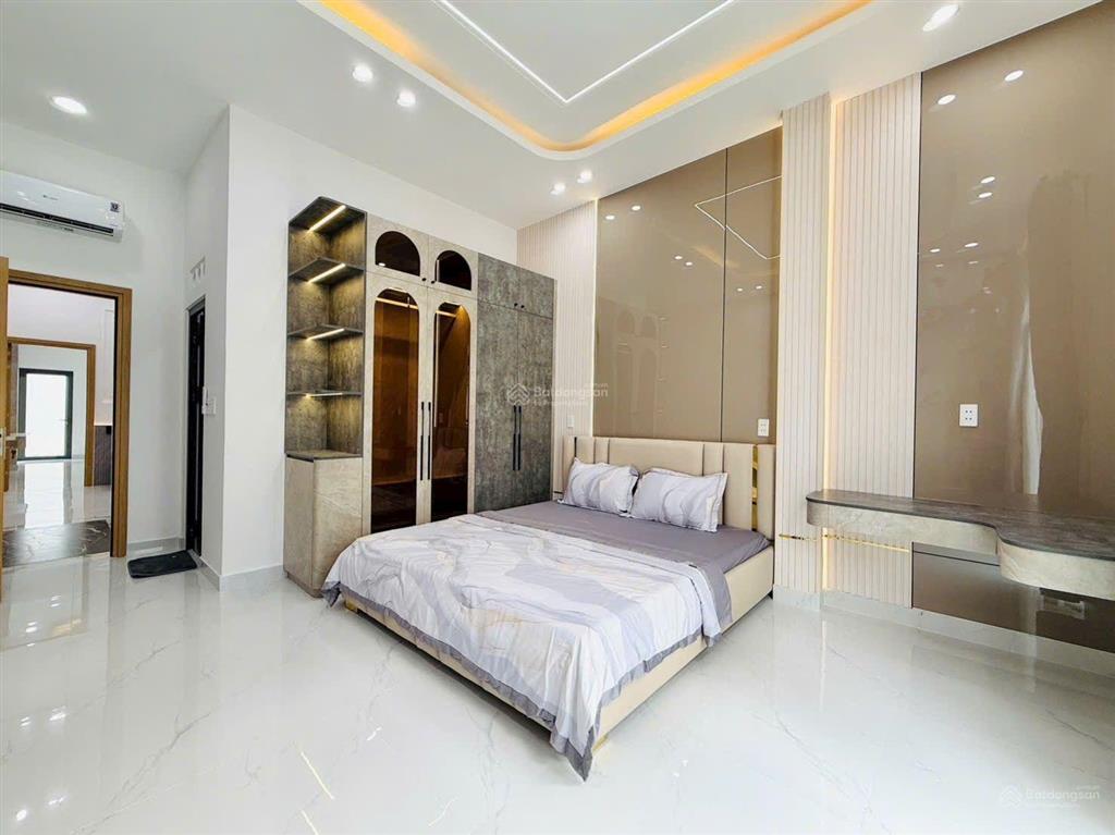 Nhà đẹp giá tốt kiến trúc tân cổ điển  diện tích khủng 4,3 x 22 trệt 2 lầu hẻm xe hơi 1 xẹc