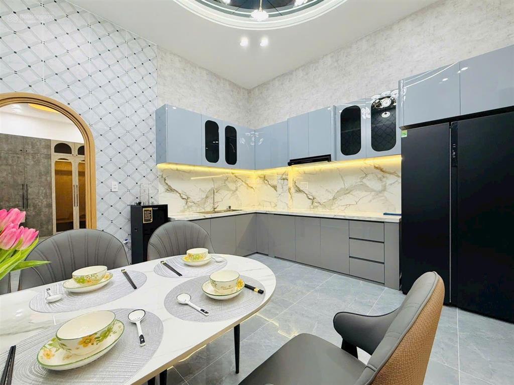 Nhà đẹp giá tốt kiến trúc tân cổ điển  diện tích khủng 4,3 x 22 trệt 2 lầu hẻm xe hơi 1 xẹc