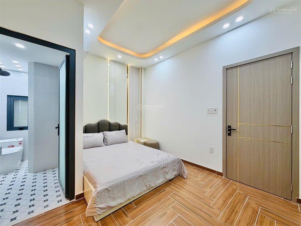 Siêu phẩm gần nhà gat3 đường huỳnh văn nghệ p.15 tân bình vào 20m sau căn mặt tiền 4.3x11 nở hậu 6m