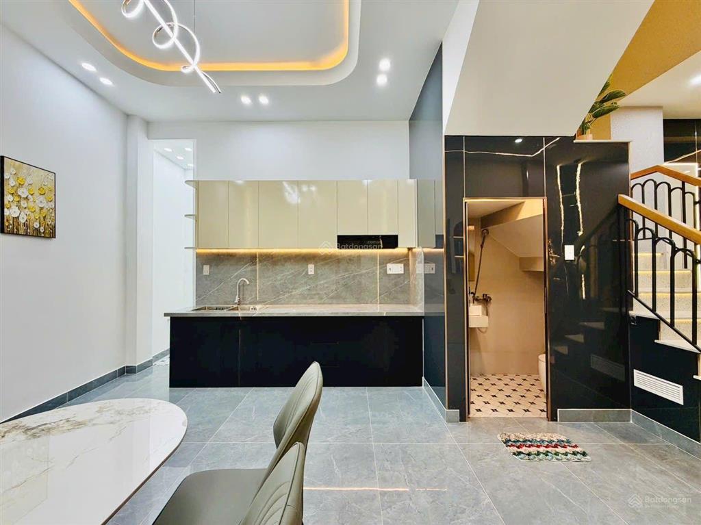 Siêu phẩm gần nhà gat3 đường huỳnh văn nghệ p.15 tân bình vào 20m sau căn mặt tiền 4.3x11 nở hậu 6m
