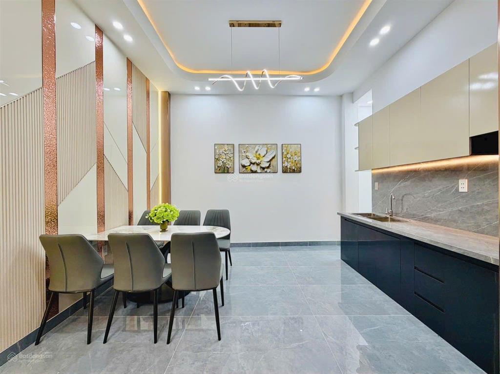 Siêu phẩm gần nhà gat3 đường huỳnh văn nghệ p.15 tân bình vào 20m sau căn mặt tiền 4.3x11 nở hậu 6m