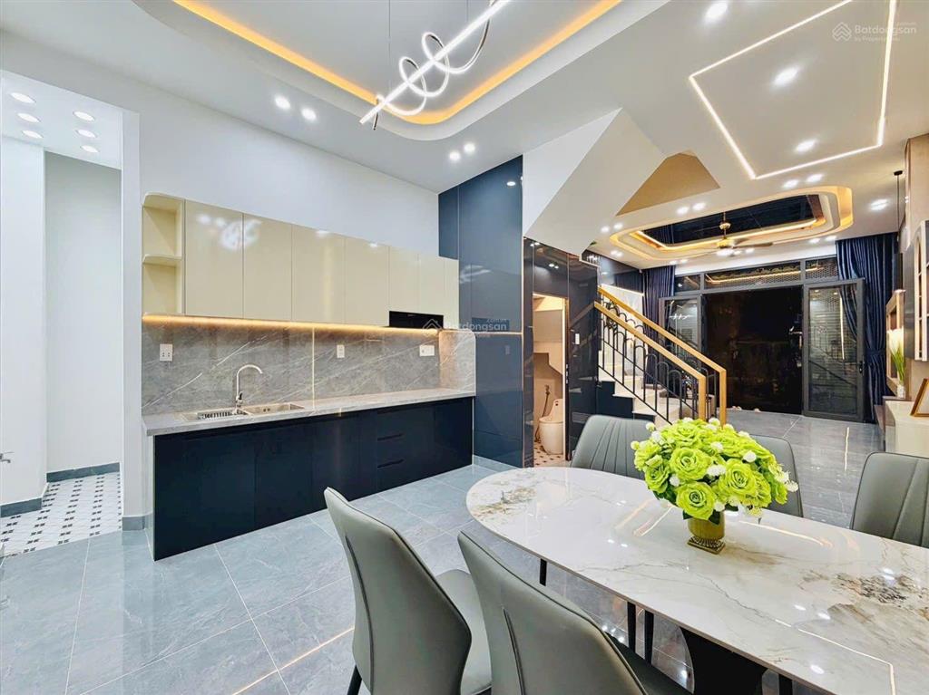 Siêu phẩm gần nhà gat3 đường huỳnh văn nghệ p.15 tân bình vào 20m sau căn mặt tiền 4.3x11 nở hậu 6m