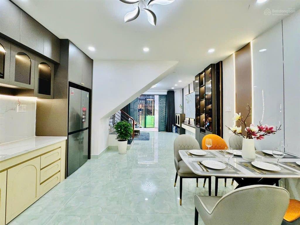 Quá rẻ, sở hữu ngay căn nhà diện tích to 5,2mx13m có 3 pn, sân thượng, ngay siêu thị emart