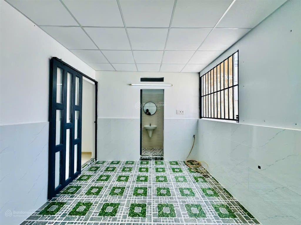 Quá rẻ, sở hữu ngay căn nhà diện tích to 5,2mx13m có 3 pn, sân thượng, ngay siêu thị emart