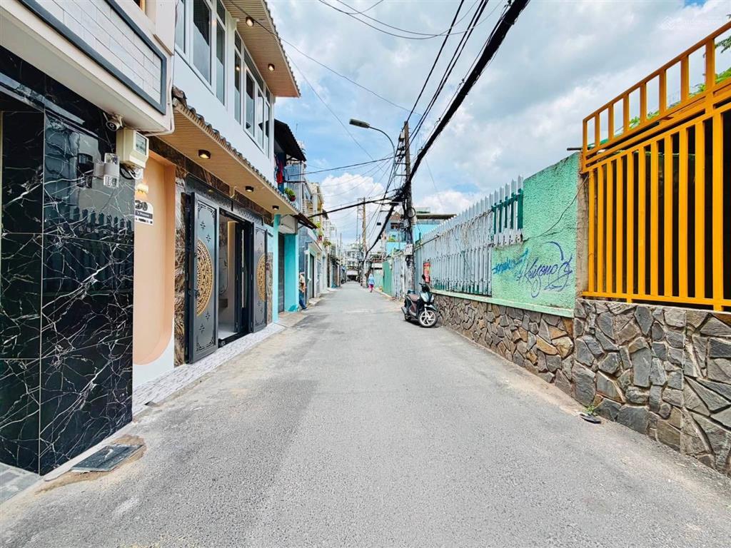 Căn mặt tiền đường số vừa ở vừa buôn bán gần công viên làng hoa có 3pn bề ngang gần 5m p11 gò vấp
