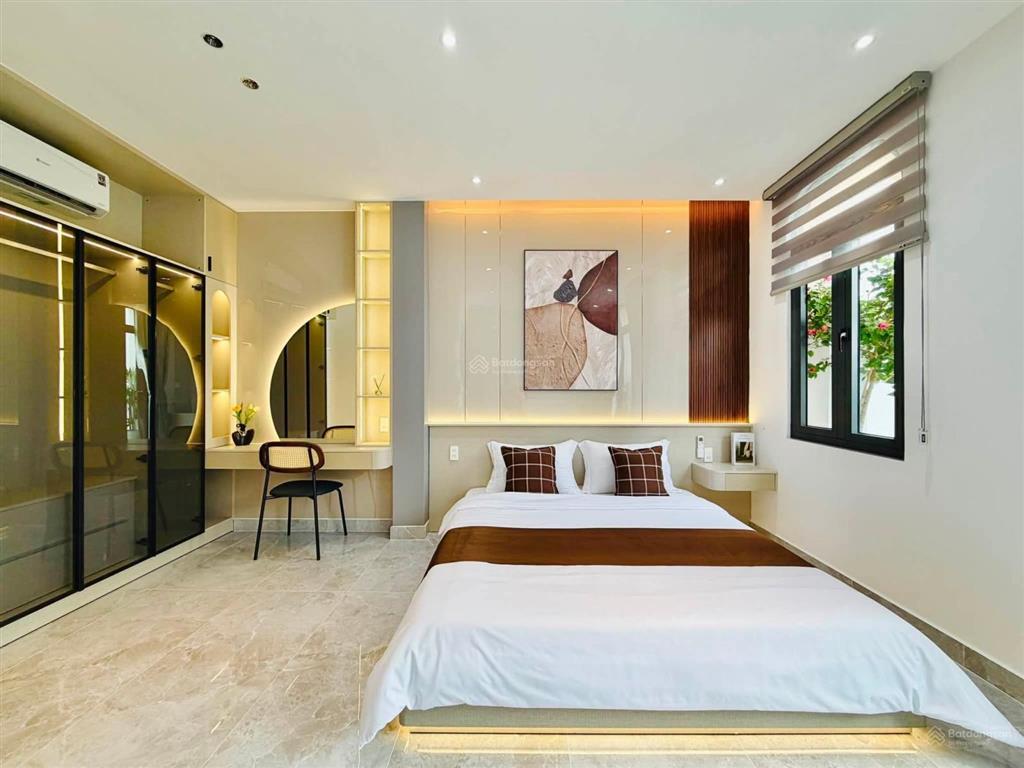 Nhà xây mới 3 tầng lầu có bề ngang 5m sát mặt tiền và cạnh siêu thị emart có phòng ngủ master
