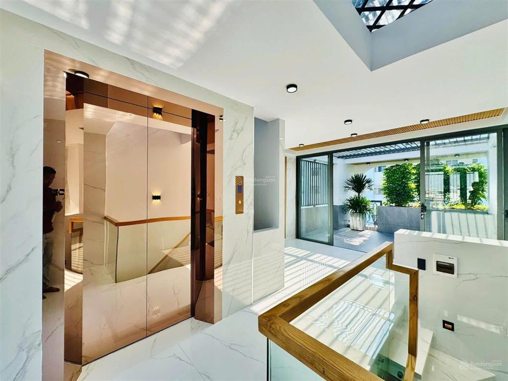 Quang trung p11 gò vấp  diện tích 4m x 20m
 kết cấu 1 trệt lửng 4 lầu
 sát siêu thị bv. ca