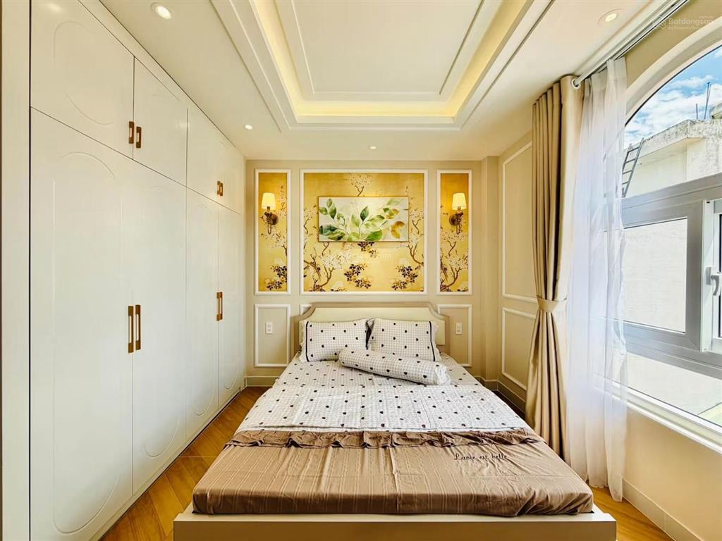 Biệt thự nhà phố đẹp lắm xây mới phong cách tân cổ điển có phòng ngủ master có phòng ngủ dưới trệt