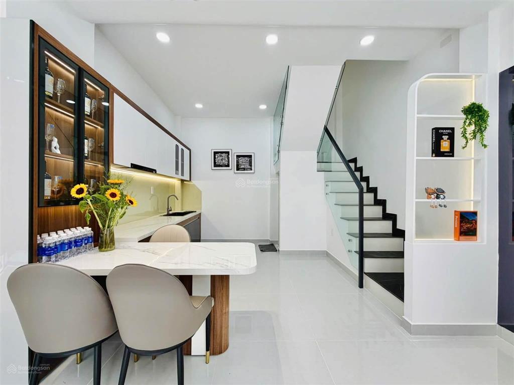 Nhà xây mới hẻm thông đường quang trung, gò vấp p. 8 gò vấp  dt 4,3 x 9m trệt 3 lầu