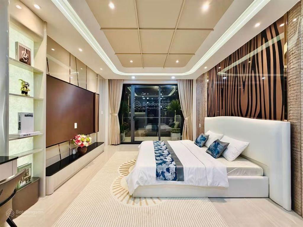 Nhà phố luxury  đối diện chung cư khang gia kế bên siêu thị emart 4 x 21 nhà 6 tầng hẻm thông 8m