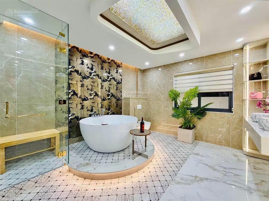 Nhà phố luxury  đối diện chung cư khang gia kế bên siêu thị emart 4 x 21 nhà 6 tầng hẻm thông 8m